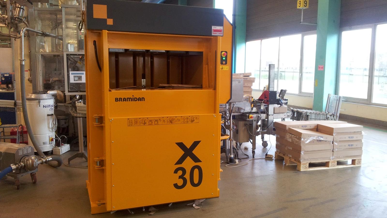 Bramidan X30 AD baler with automatic door placed in Cosmeva production area