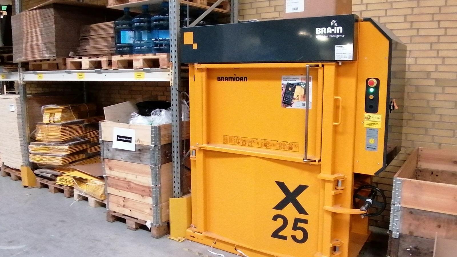Bramidan baler X25 for cardboard waste installed at Garia car manufacturer